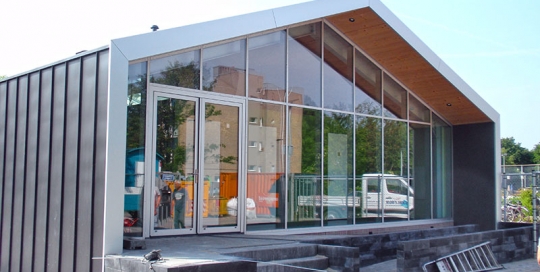 Voorgevel nieuwbouw en verbouw van sportfaciliteit Clubgebouw in Bergen