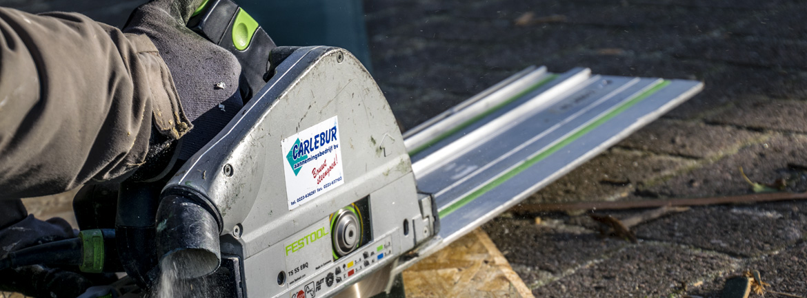 Timmerman met cirkelzaag voor houtbewerking