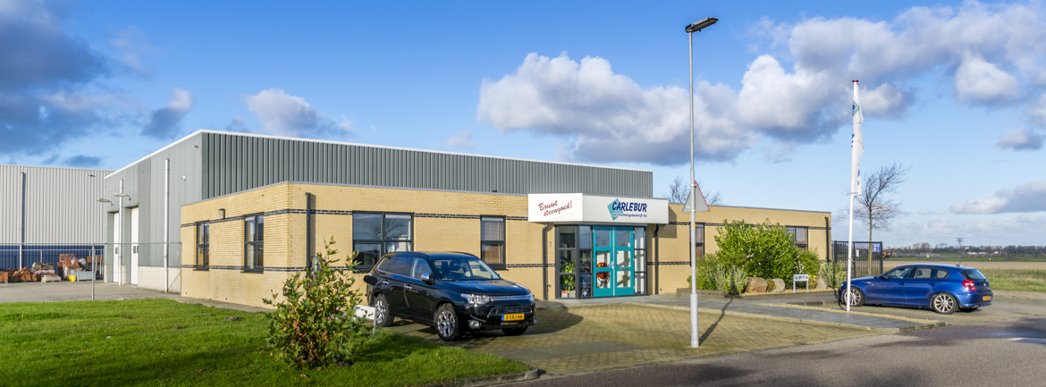 Het bedrijfspand en werkplaats van Aannemingsbedrijf Carlebur B.V. aan de Breeuwersweg 7 te Den Helder