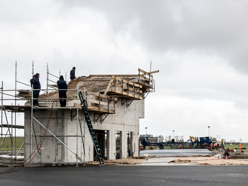 MVK De Kooy Den Helder de bouw van gebouw Dummydeck tijdens het vlechten van het wapeningsstaal van het dak