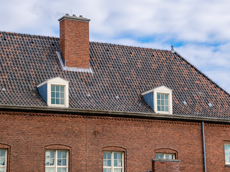 Herstel van metselwerk monumentale schoorsteen op gebouw Het Klooster te Den Helder