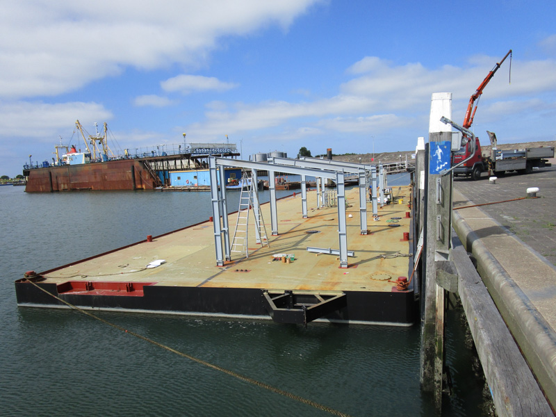 Bouw van werkplaats en opslagloods op ponton voor Damen op Texel
