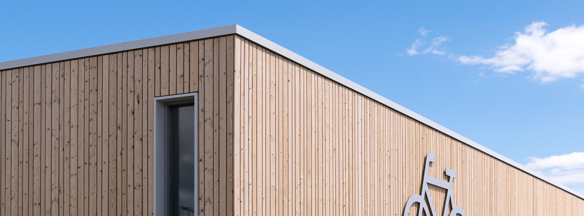 Gevelrenovatie van de fietsenstalling van de TESO veerhaven op Texel.